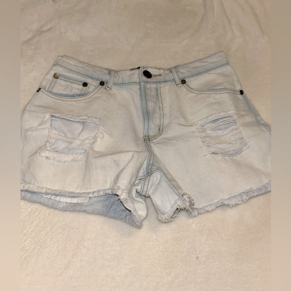 Kittenish Women’s Light-wash Jean Shorts Size Medium